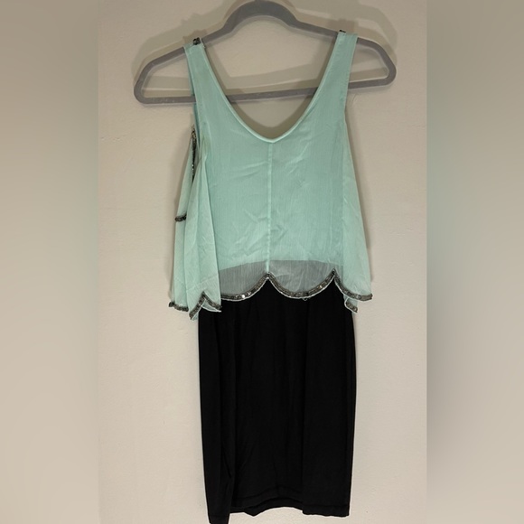 Mint overlay top beading. Scalloped edges. Lined with black stretch knit skirt - Picture 3 of 4